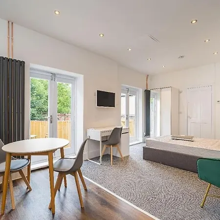 City Travellers Luxury 2 Beds Apt With Private Garden & Wi-fi- 中国搬迁 شقة *