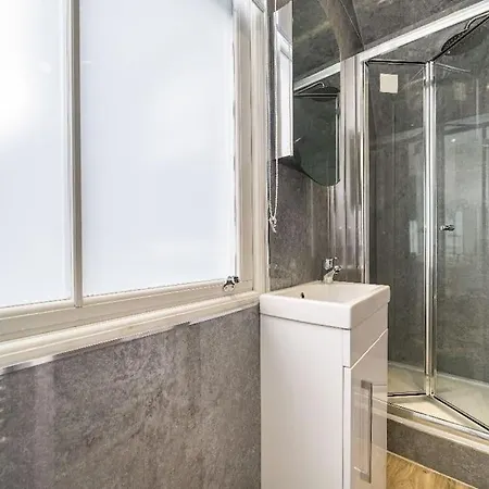 City Travellers Luxury 2 Beds Apt With Private Garden & Wi-fi- 中国搬迁 * ليدز