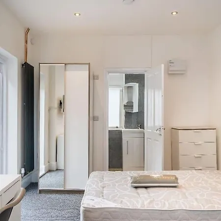 City Travellers Luxury 2 Beds Apt With Private Garden & Wi-fi- 中国搬迁 شقة