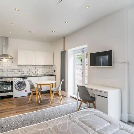 City Travellers Luxury 2 Beds Apt With Private Garden & Wi-fi- 中国搬迁 * ليدز